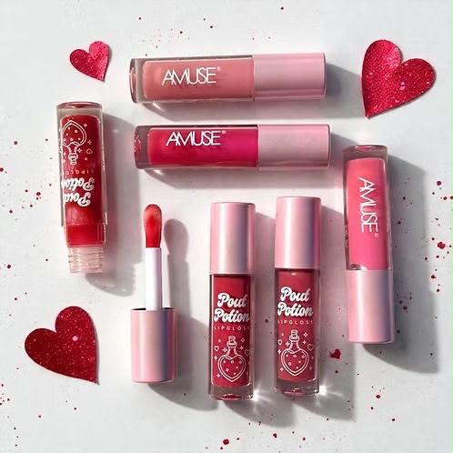 Brillo labial Amuse Pout Potion 🩷 ¡Besos mágicos te esperan! Nuestro brillo labial Pout Potion está disponible en 6 tonos fabulosos, ¡todos con un delicioso aroma a fresa!
