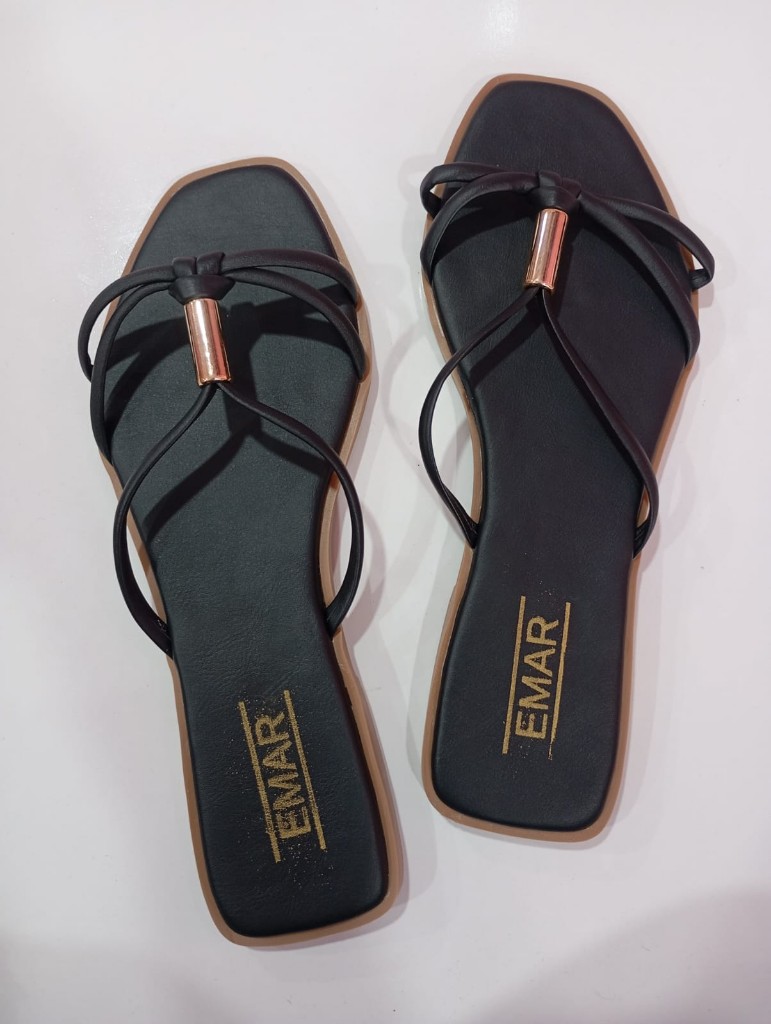 Sandalia negra con detalle dorado