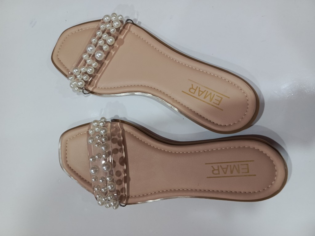 Sandalia piel con capellada transparente y perlas