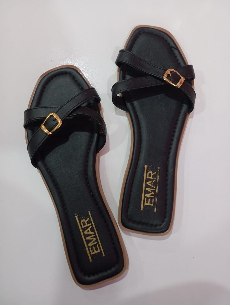 Sandalia negra con tiras cruzadas y detalle dorado