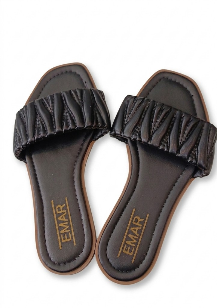 Sandalia negra con capellada especial