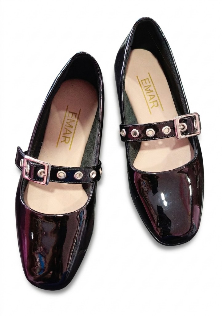 Valeta negra charol con perforaciones plateadas