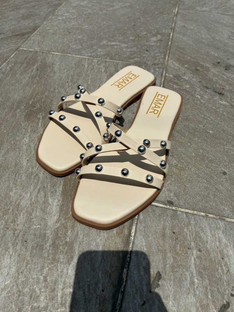 Sandalia beige claro con tiras de bolitas plateadas