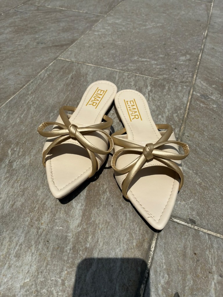 Sandalia beige claro con lazo dorado