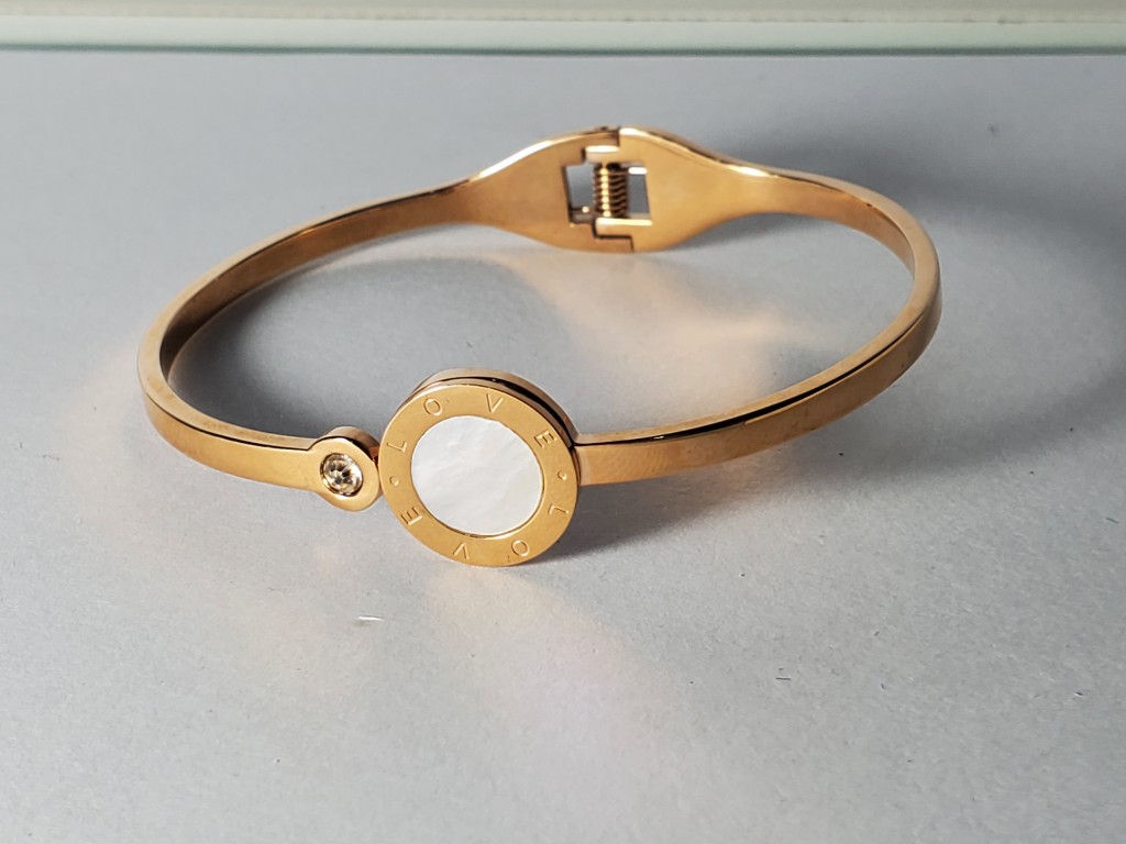 Brazalete dorado tipo LOVE