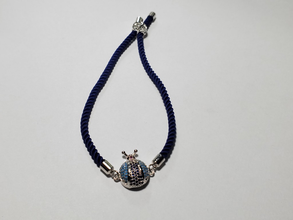 Pulsera azul con dije mariquita