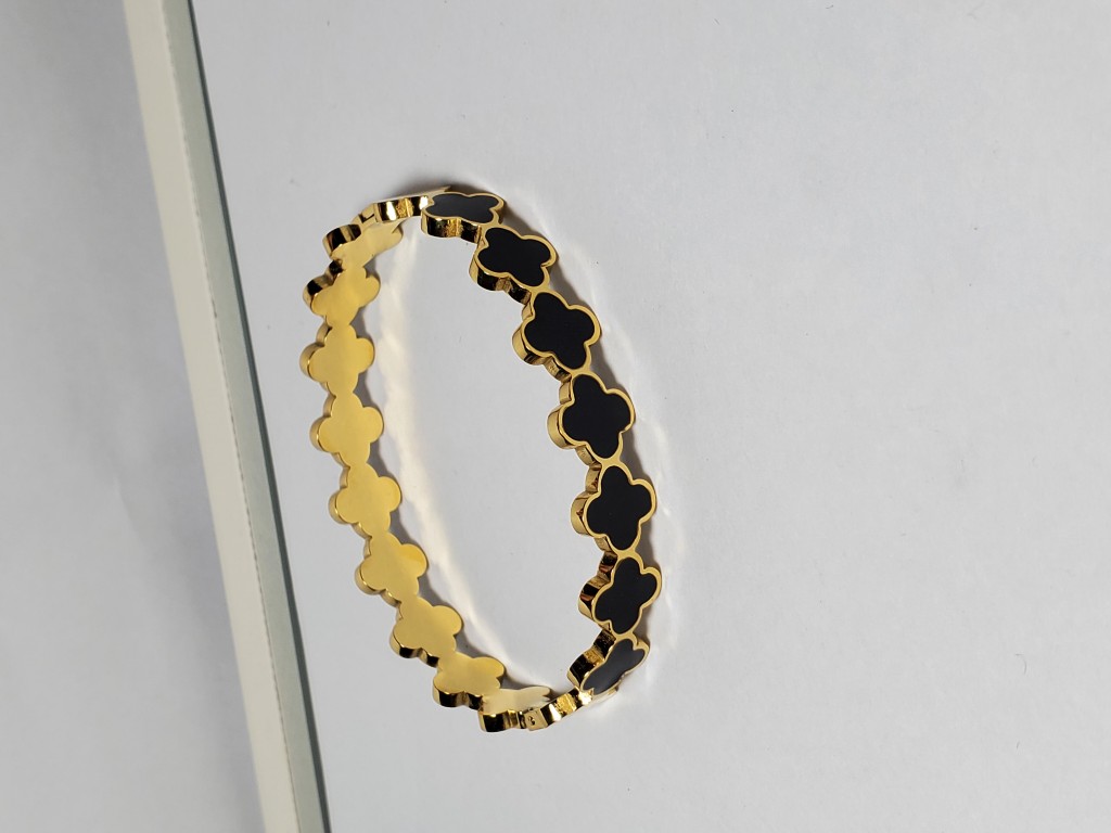 Pulsera dorada negra completa
