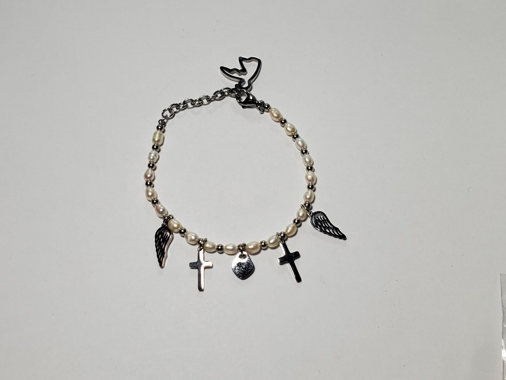 Pulsera perlas plateada con dijes