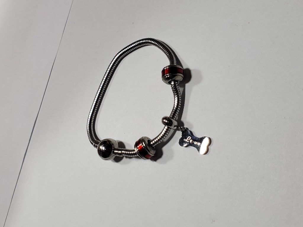 Pulsera charm plateada con rojo