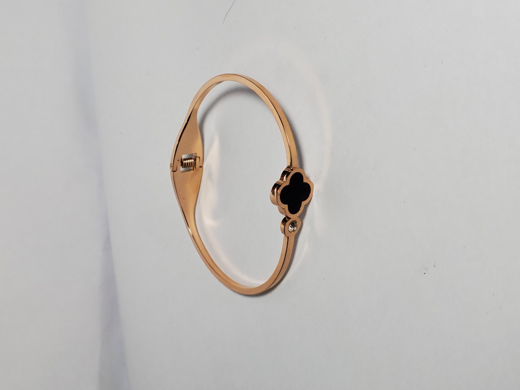 Pulsera dorada con dije negro