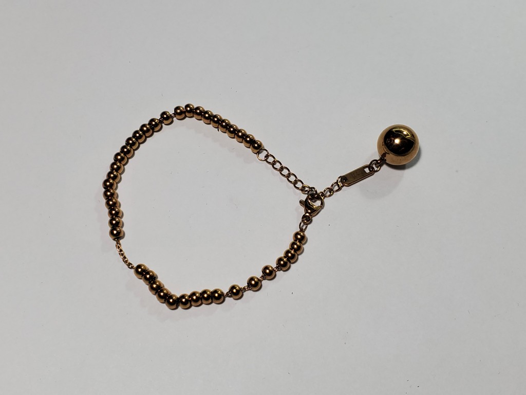 Pulsera dorada de bolitas
