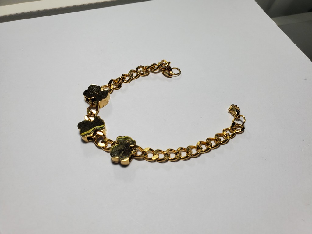 Pulsera dorada de tréboles