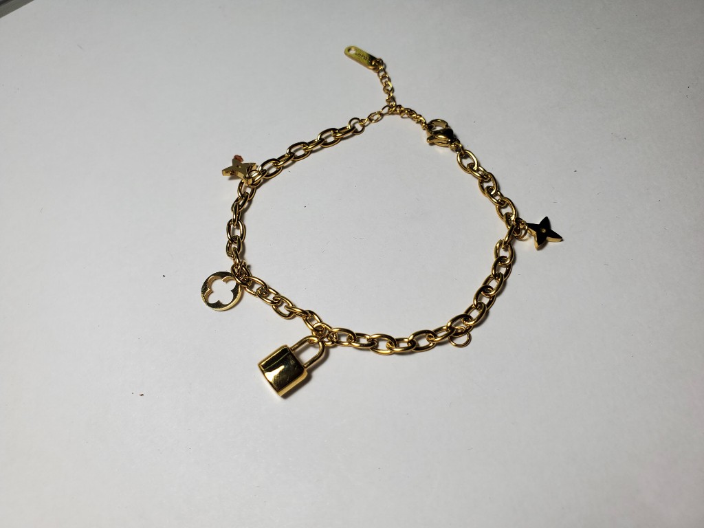 Pulsera dorada con dije de candado