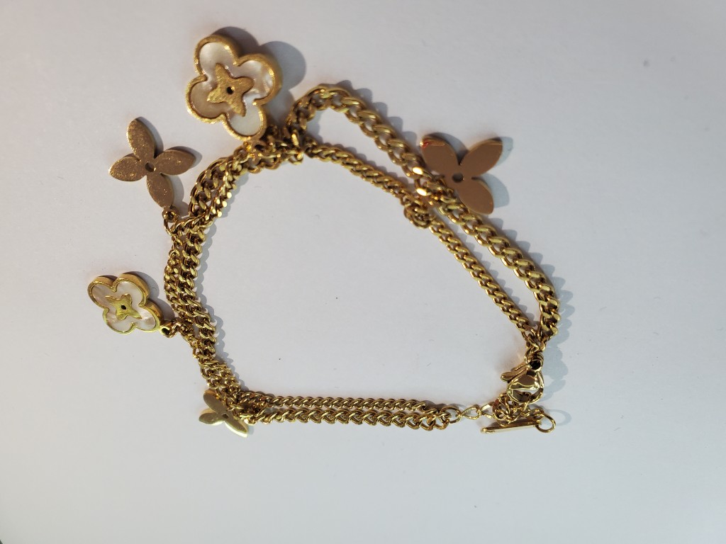 Pulsera dorada con dijes