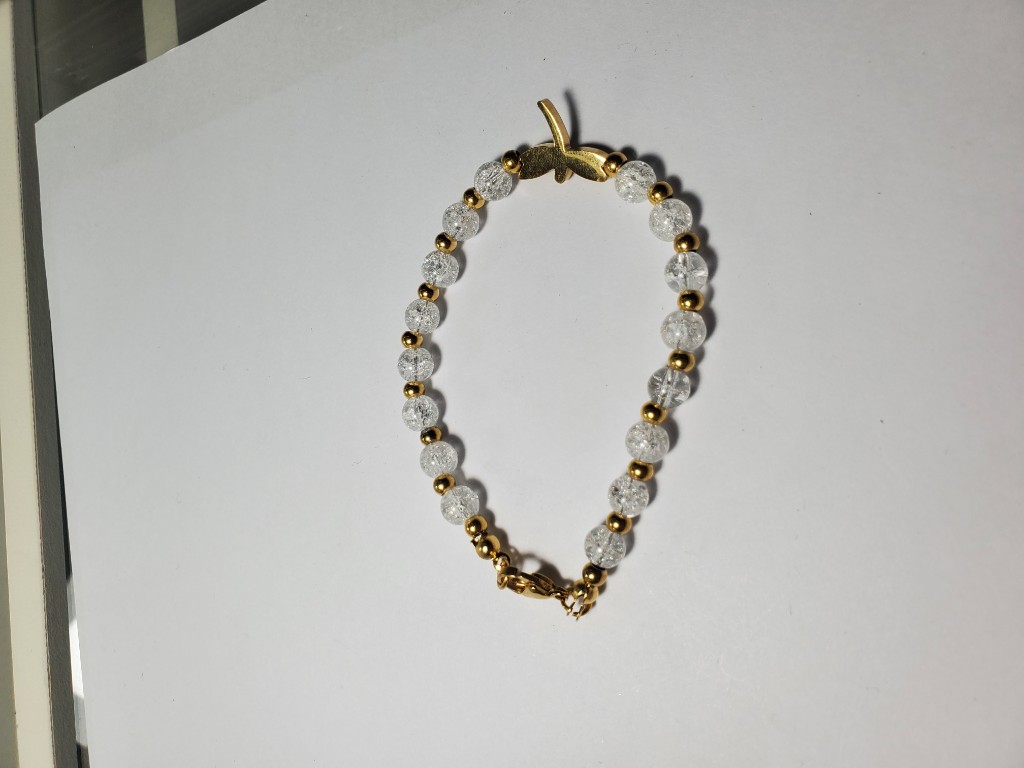 Pulsera dorada con cuentas transparentes