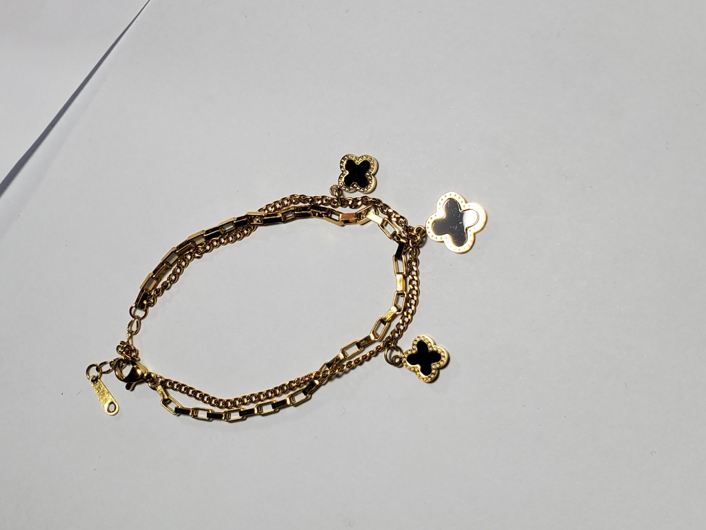 Pulsera dorada dije negro