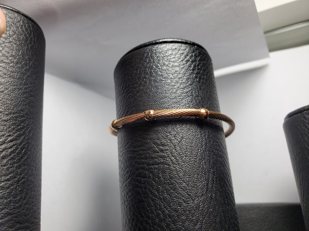 Pulsera dorada con 3 bolitas