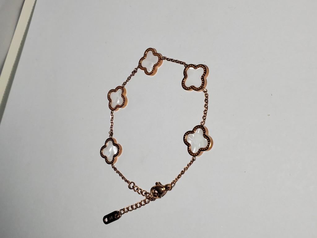 Pulsera dorada floral blanco