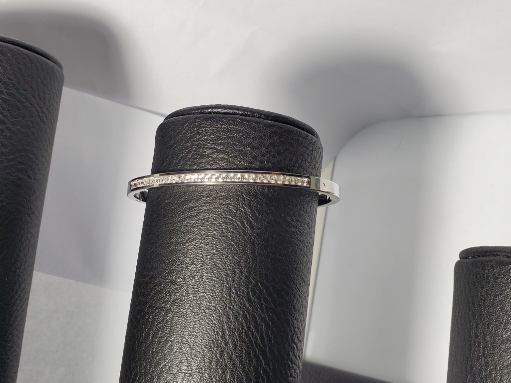 Pulsera plateada con brillo