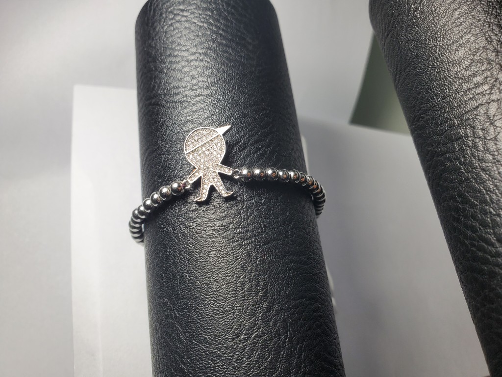 Pulsera plateada con dije de niño