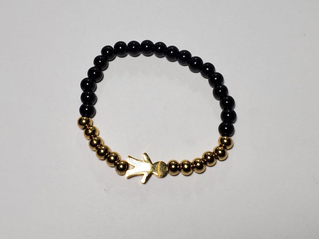 Pulsera cuentas negras y doradas y dije de niño