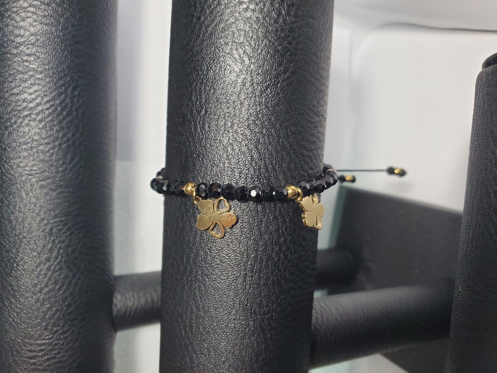 Pulsera negra dije trébol dorado