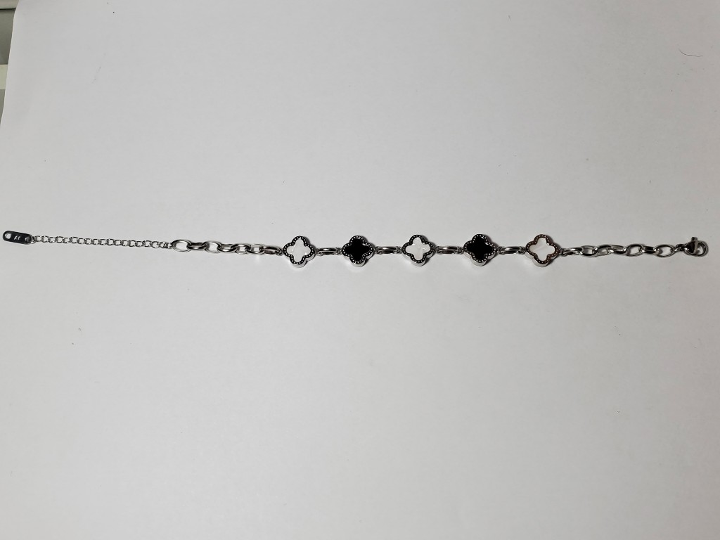 Pulsera plateada de tréboles negros y blancos