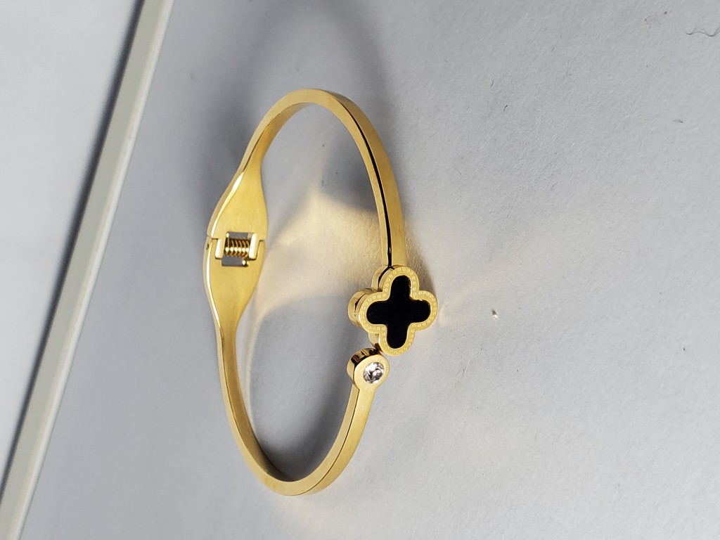 Brazalete dorado con dige negra
