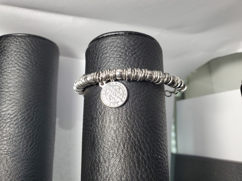 Pulsera plateada con dije