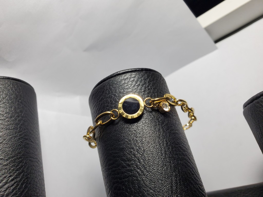 Pulsera dorada de cadena con centro negro
