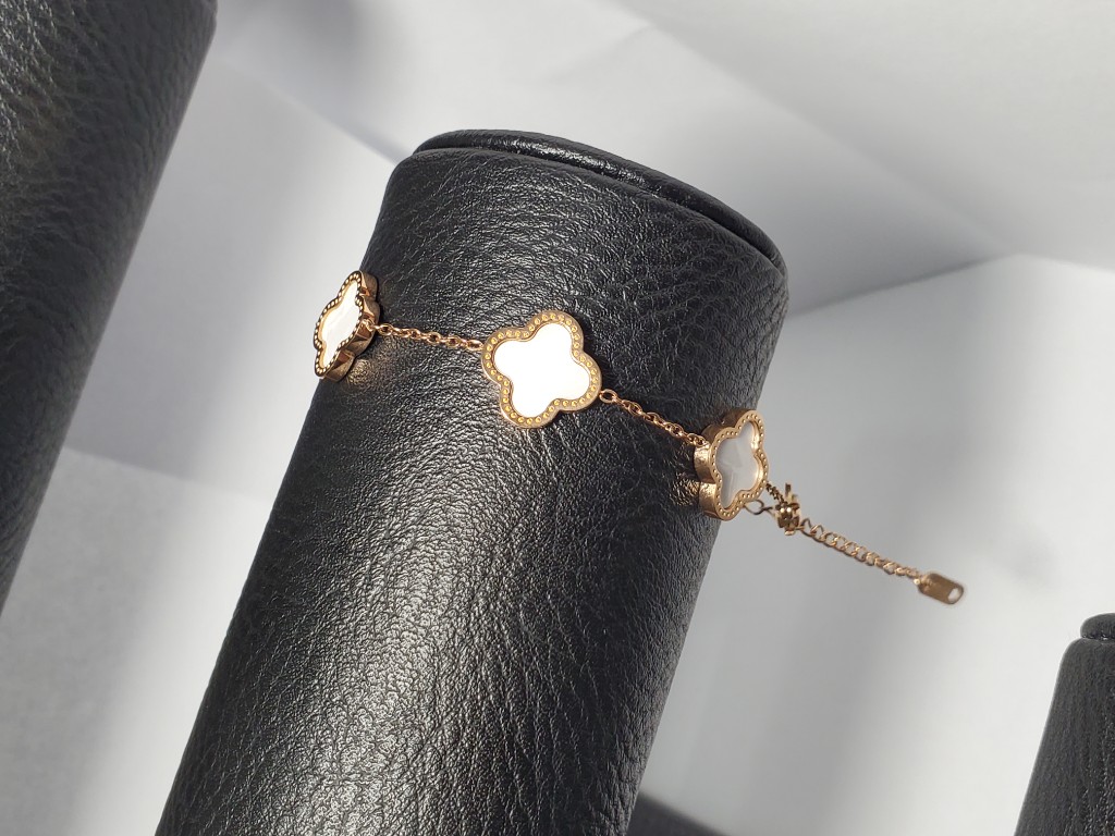 Pulsera dorada trebol blanca