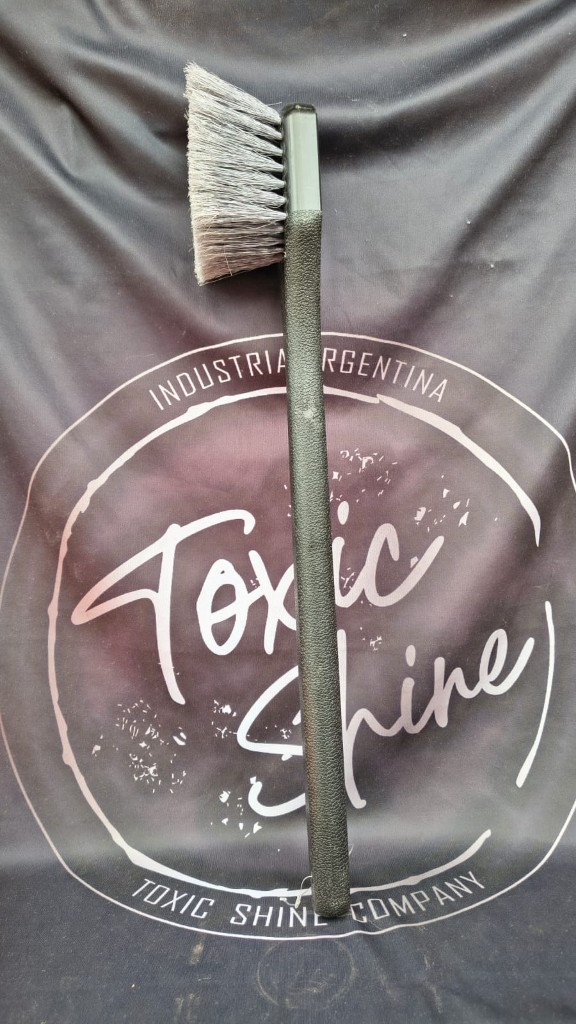 Toxic Shine cepillo negro mango largo