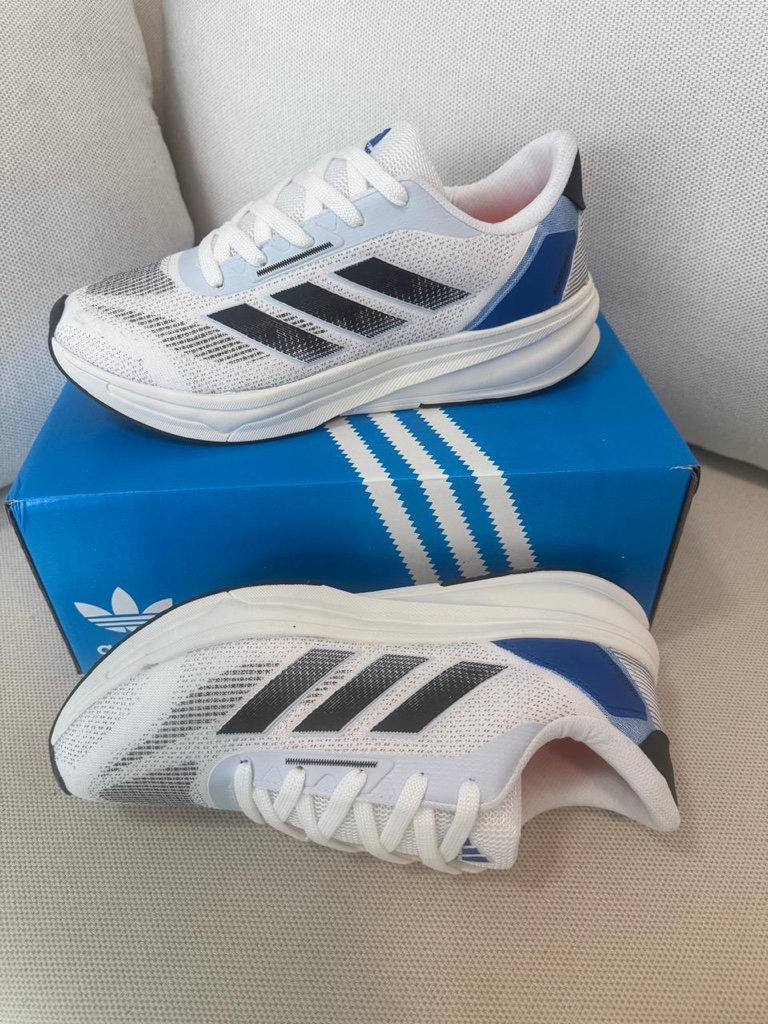 Adidas deportivo con blanco