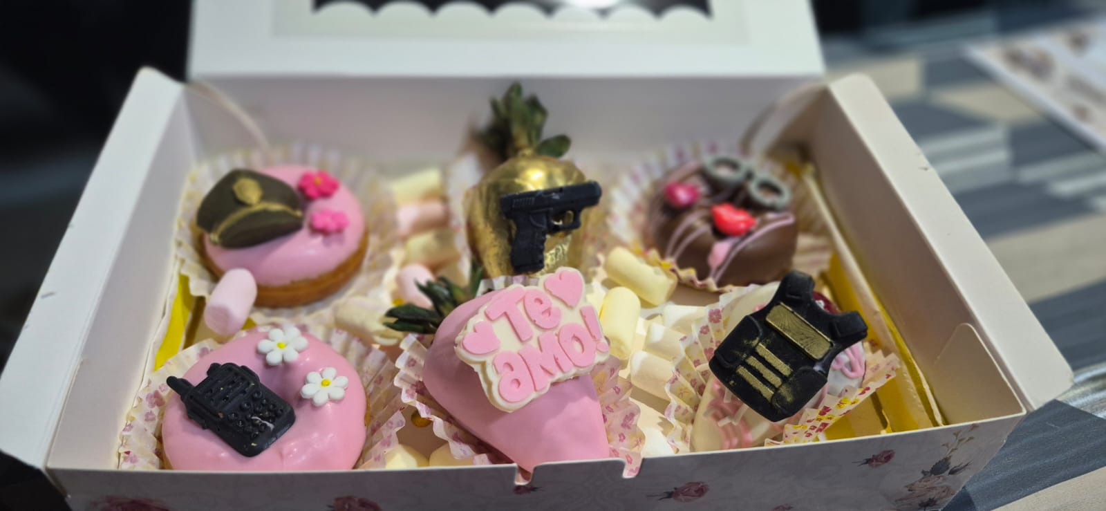 Caja de donas y fresas con chocolate