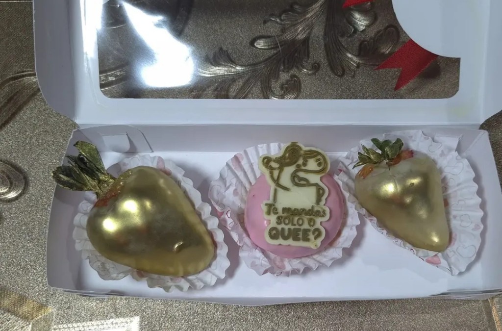 Fresas doradas decoradas