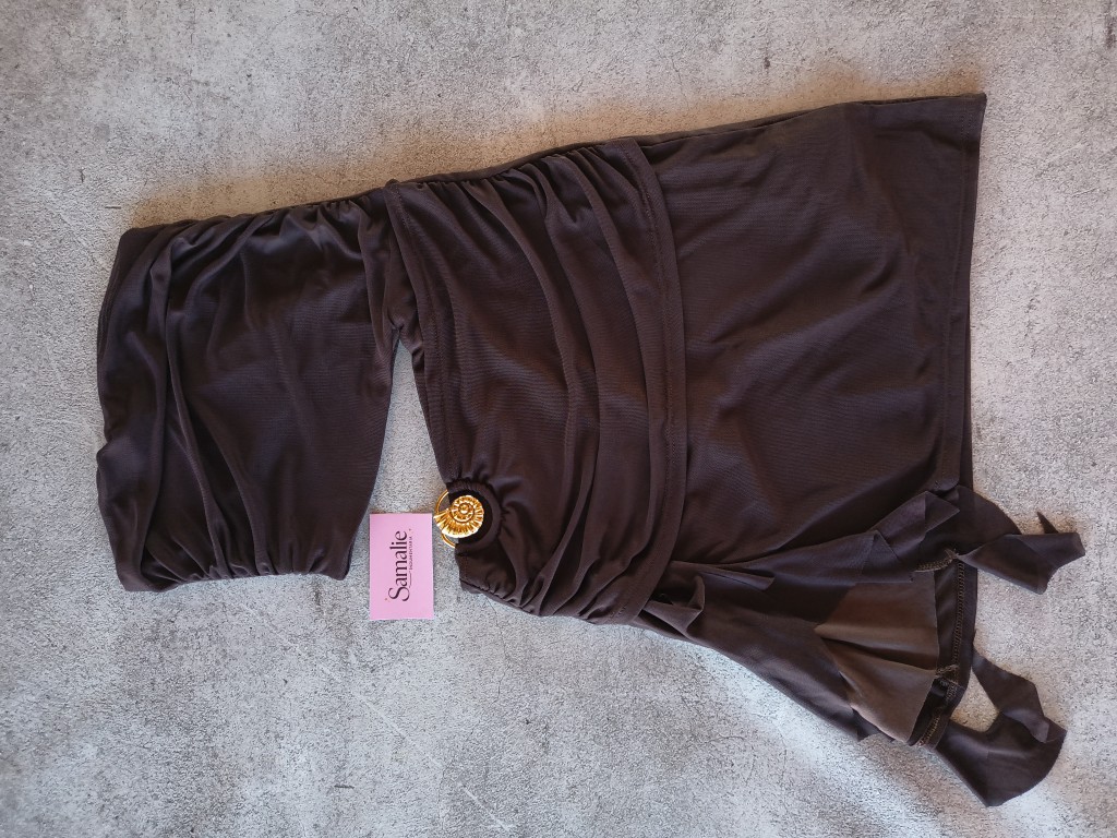 Vestido strapless de tul con frunce y hebilla