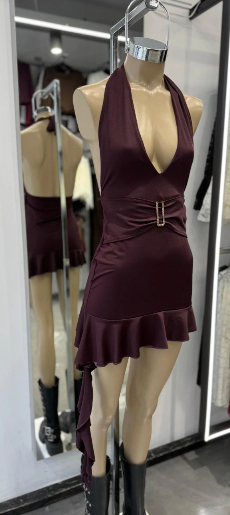 Vestido volado y pico con hebilla