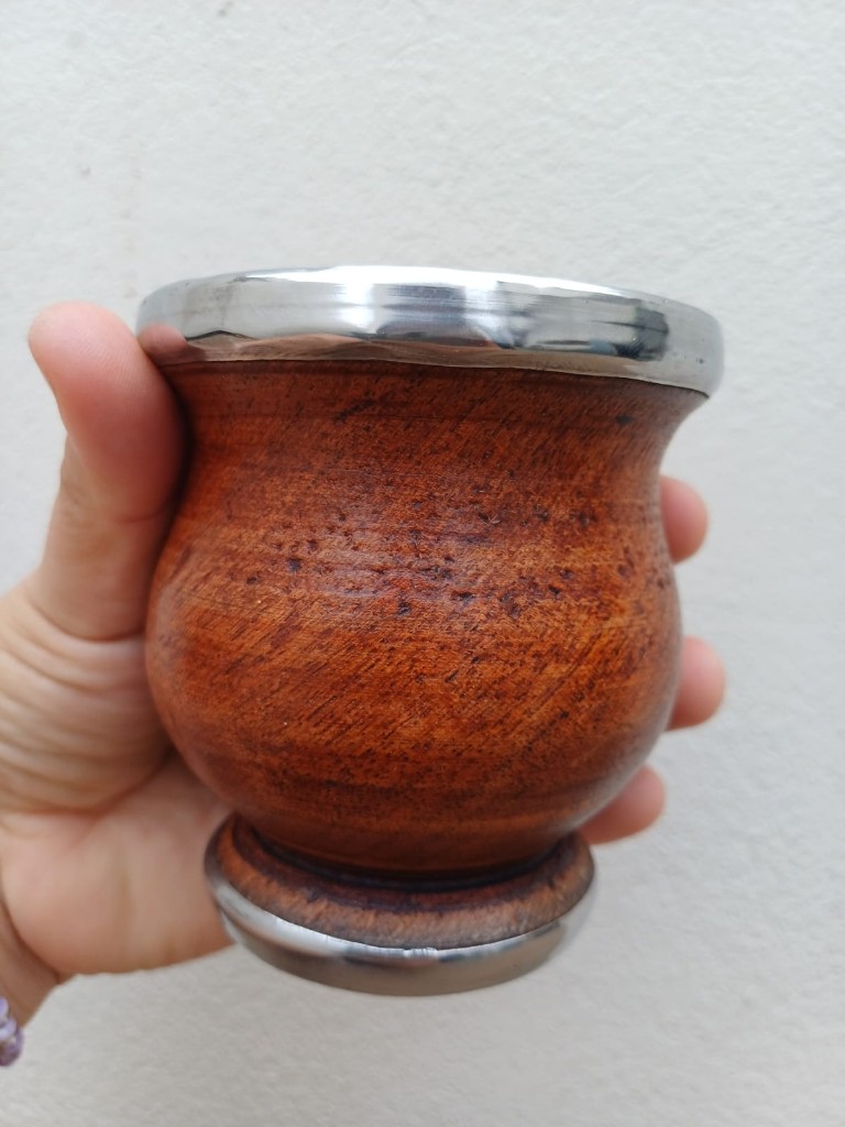 Mate liso de madera con base y virola de acero inoxidable