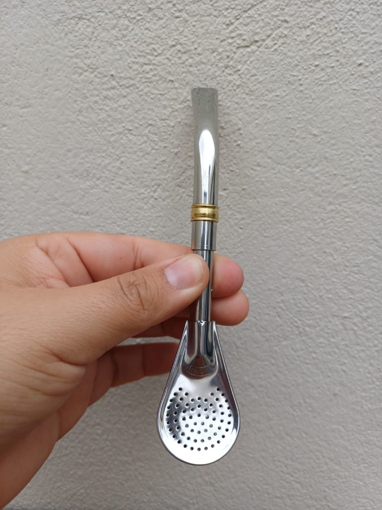 Bombilla mediana de acero inoxidable con aplique dorado
