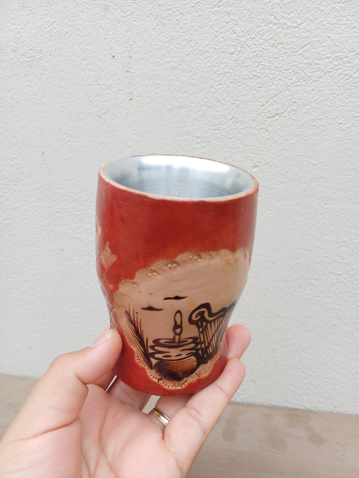 Mate de aluminio y cuero pintado a mano  Terere