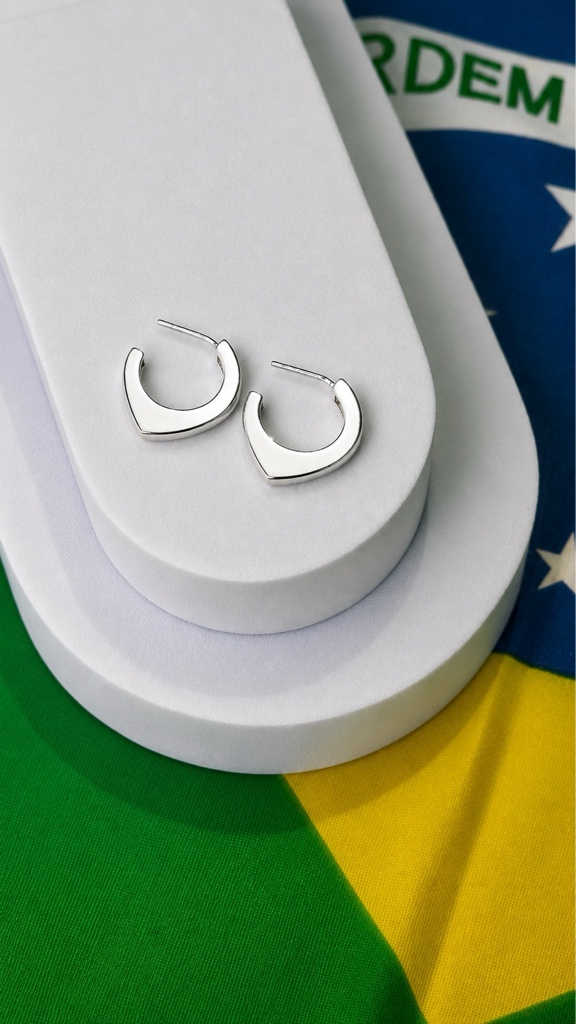 Brinco oval com tarraxa