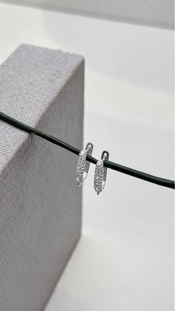 Argola click quadrada com zircônia • M