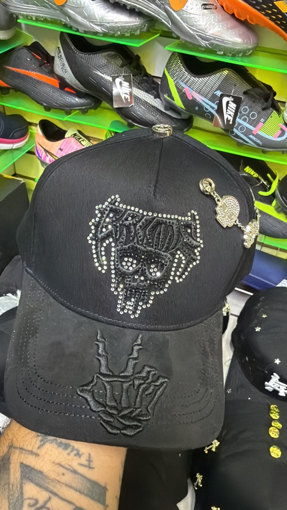 Gorra negra LA bordada
