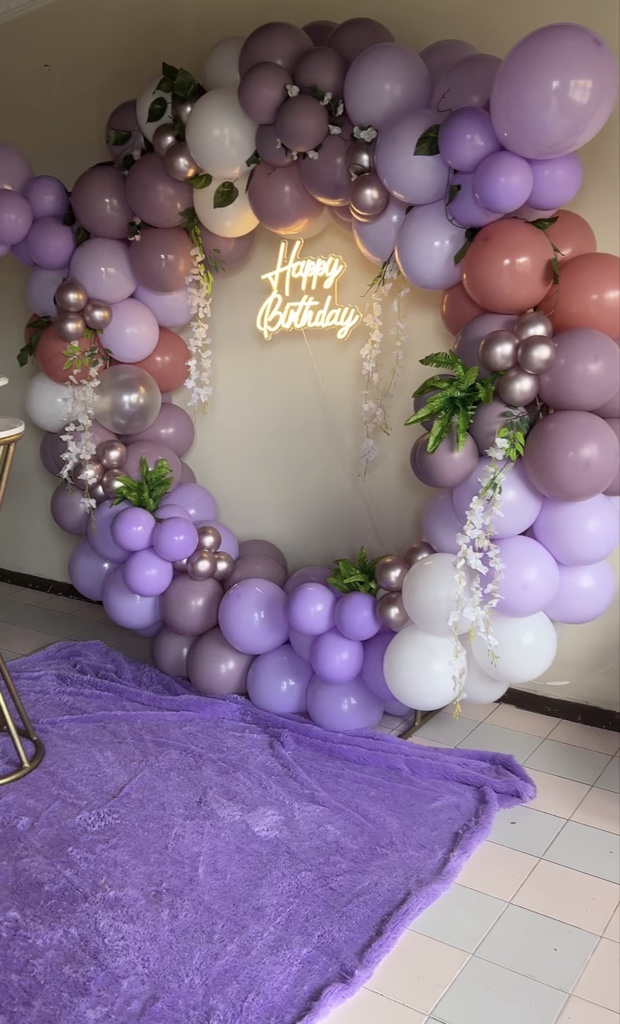 Arco globos y Happy Birthday neón