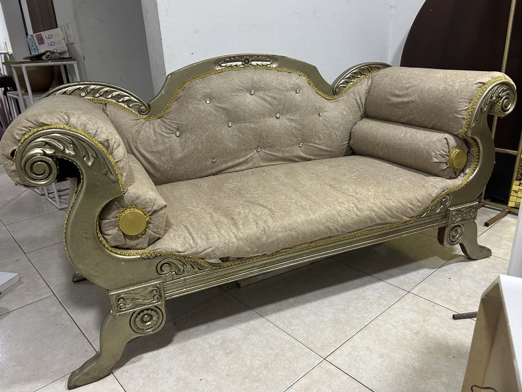 Sofa beige estilo clásico