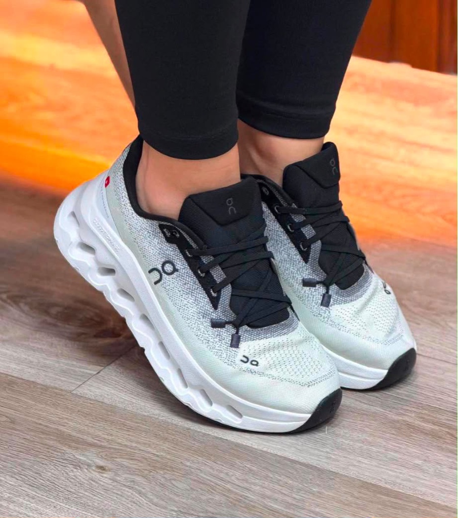 On tenis blancos y negros