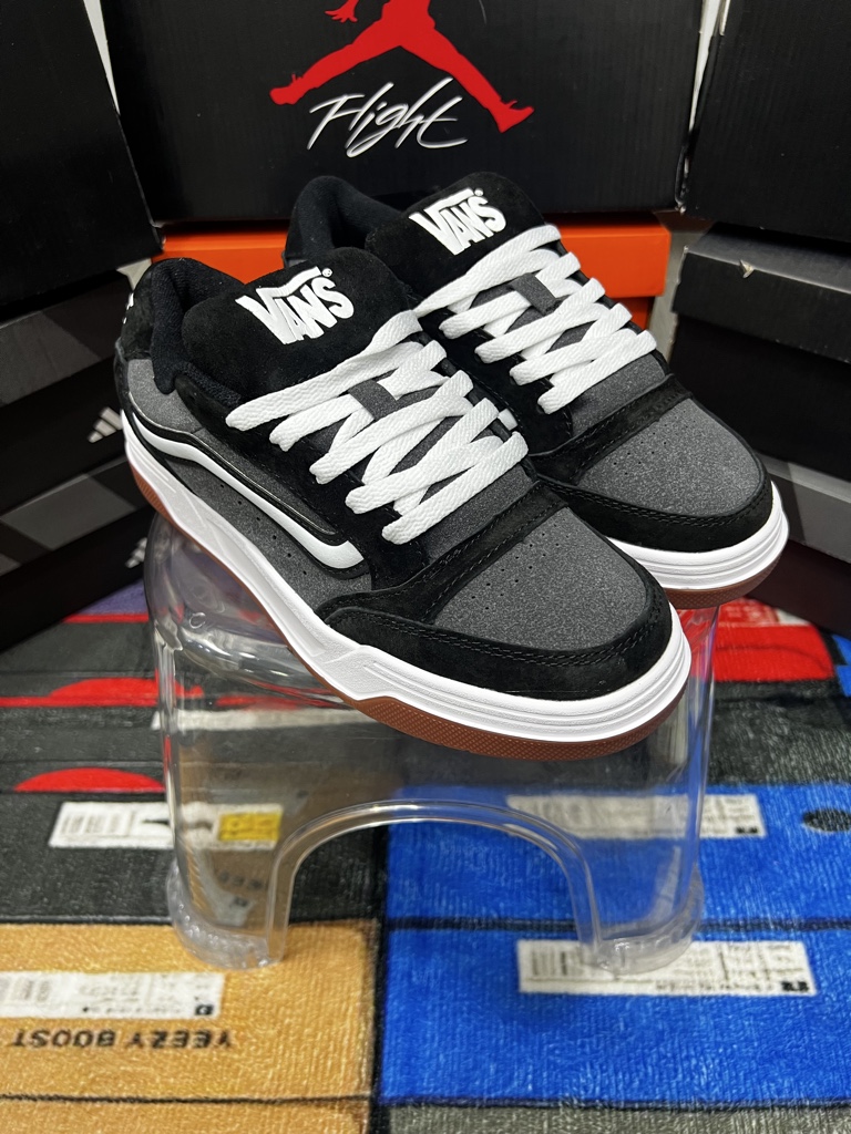 Vans negras y grises