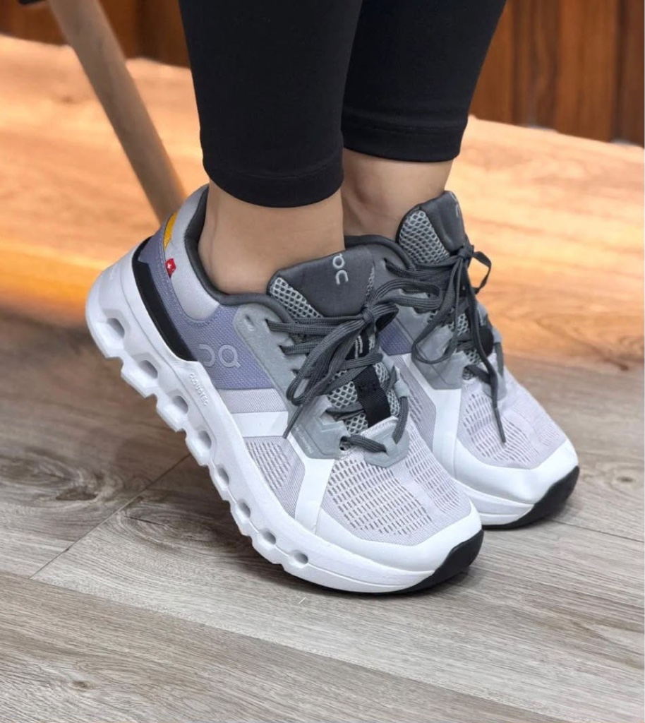 On running gris blancos deportivos