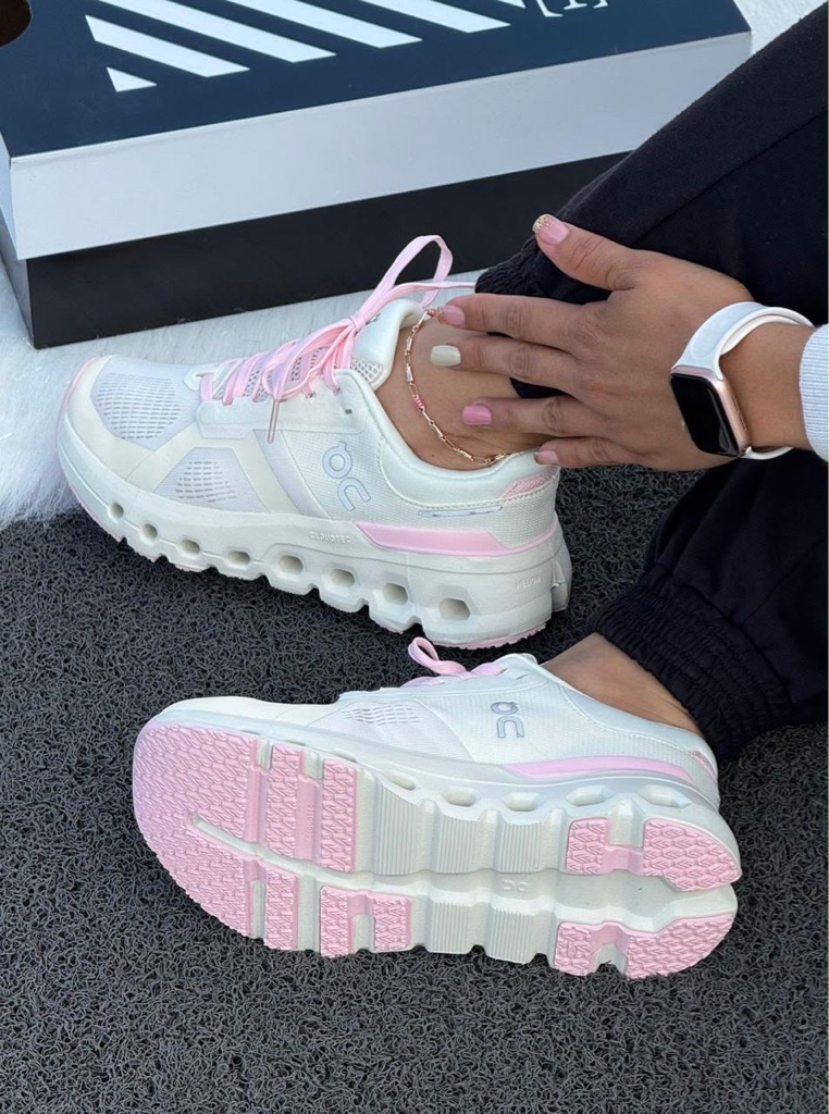 On tenis blancos rosa