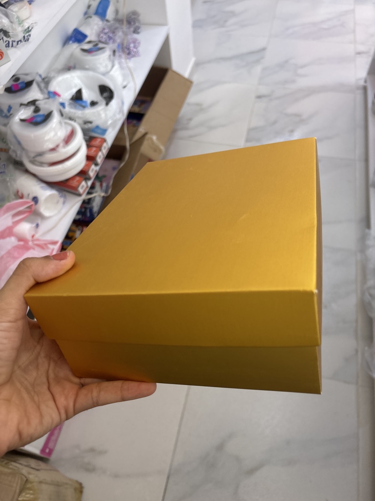 Caja regalo dorada sin ventana